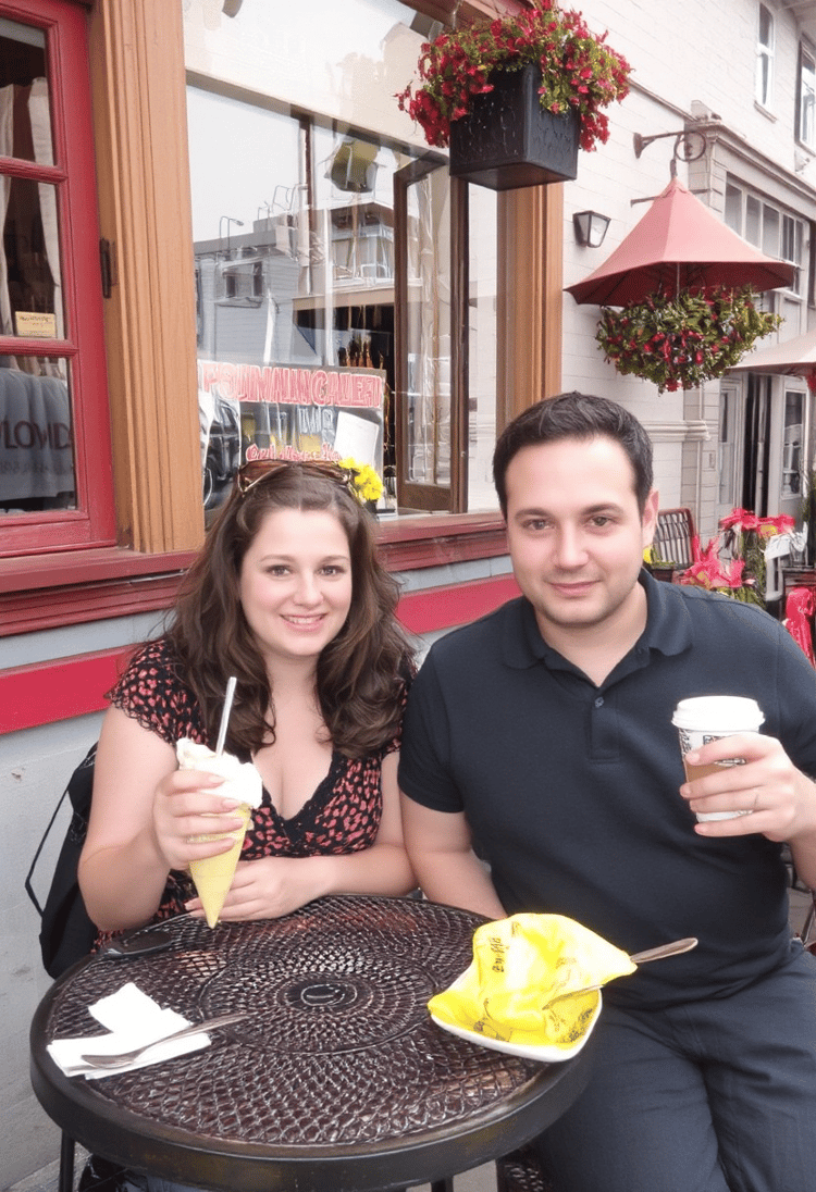 Couple at Cafe Amateur AI Photo